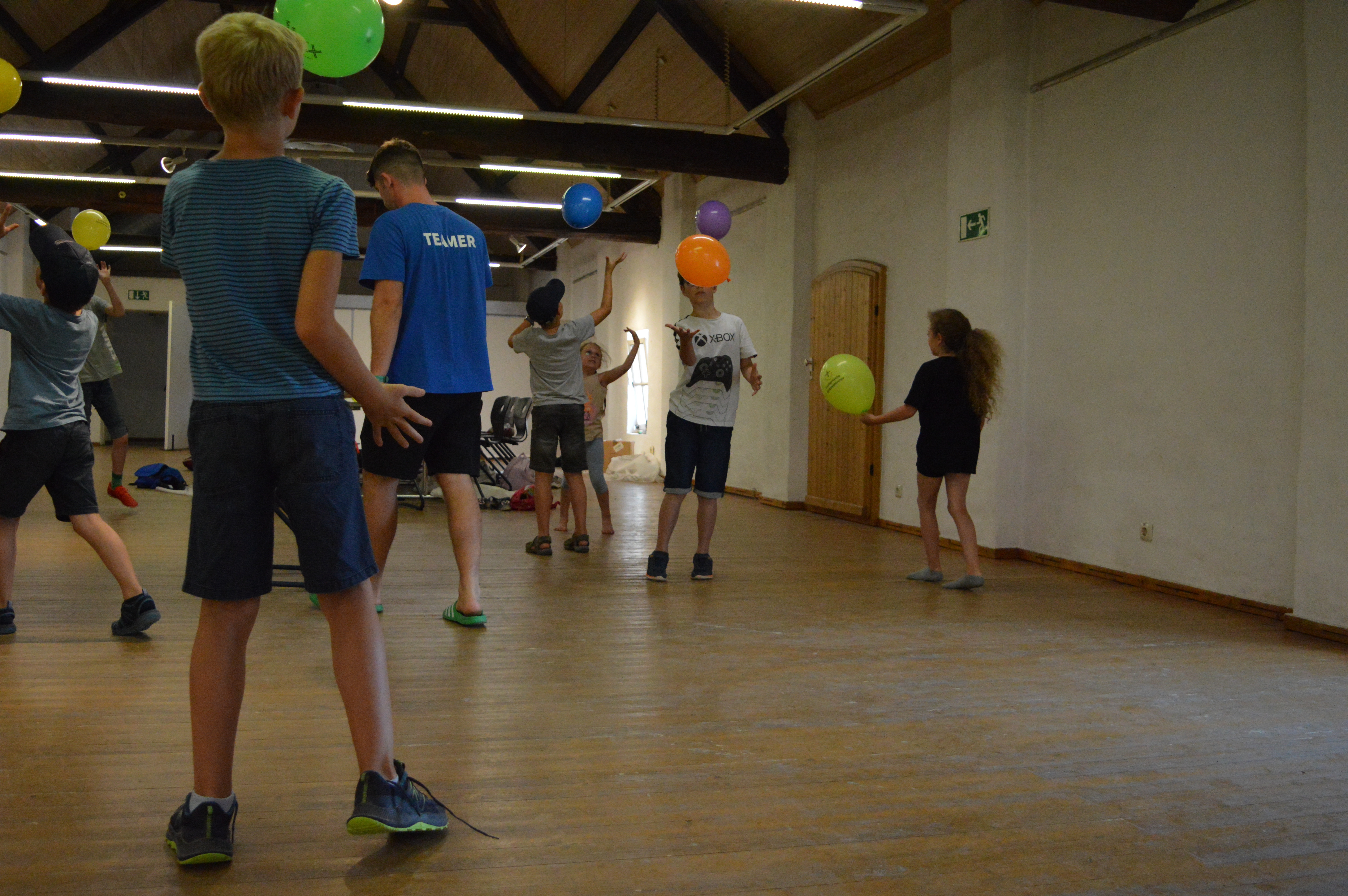 Kinder werfen Luftballons in die Luft