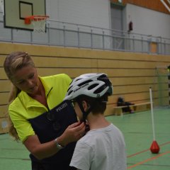 Polizei kontrolliert Helme bei Verkehrssicherheitstraining