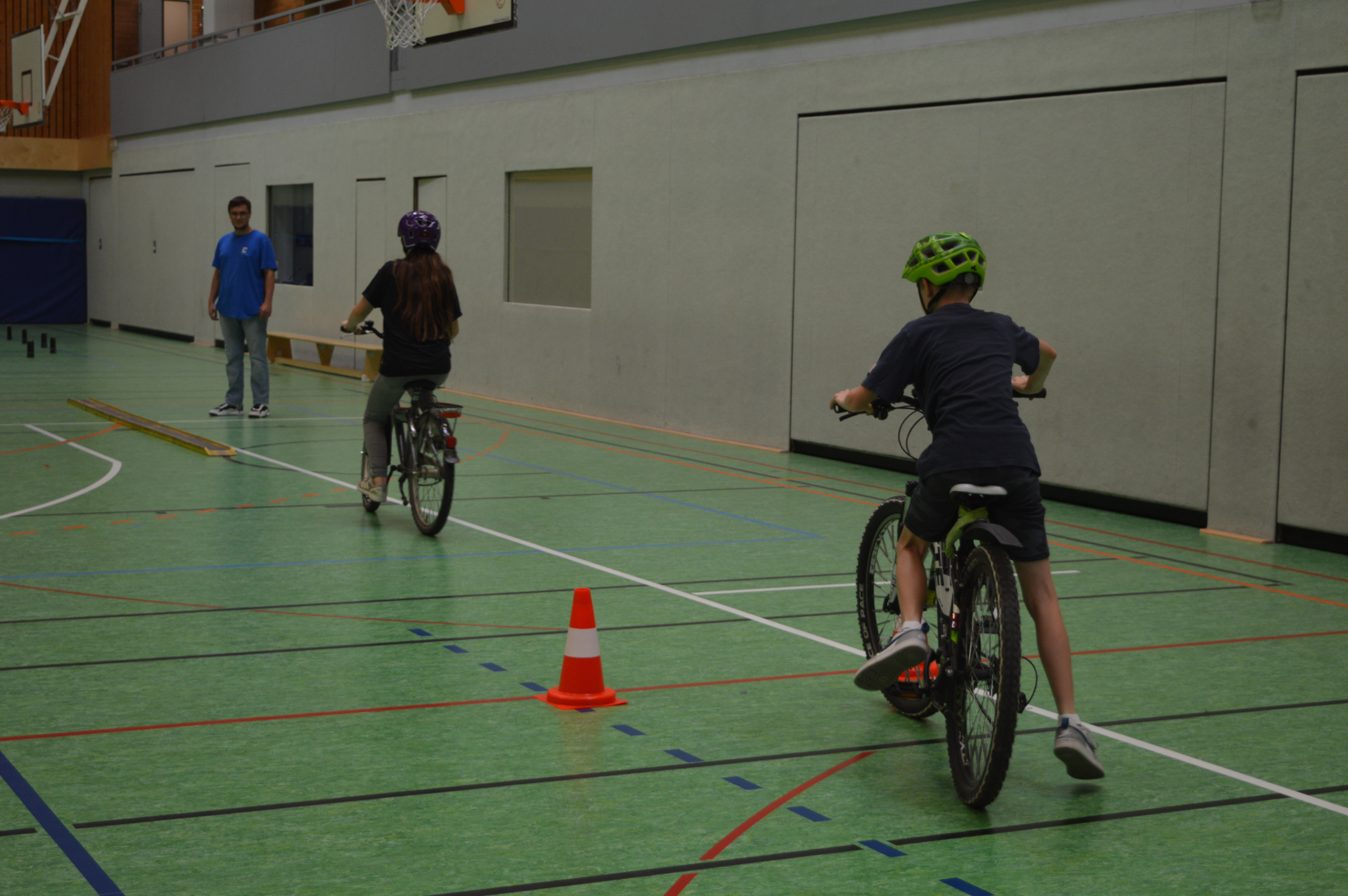 Kinder fahren mit Fahrrädern einen Parcours