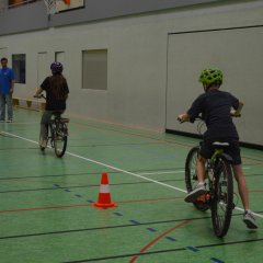 Kinder fahren mit Fahrrädern einen Parcours