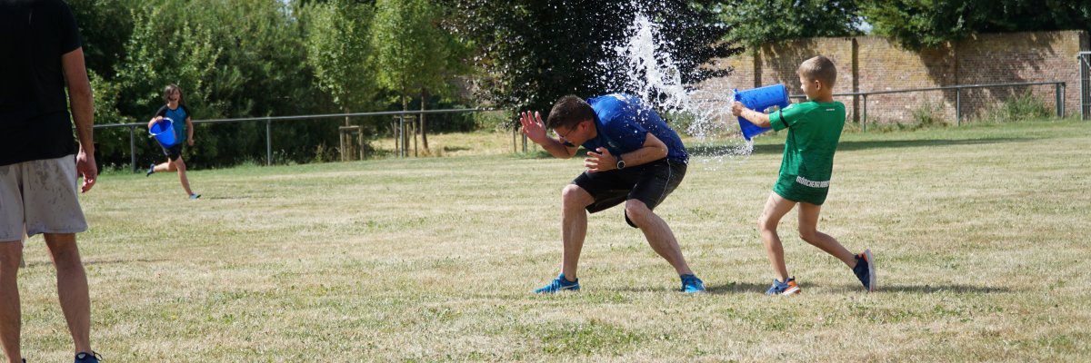 Bürgermeister Stephan Muckel wird von Kindern nass gemacht, Wasserschlacht 2022