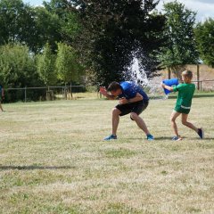 Bürgermeister Stephan Muckel wird von Kindern nass gemacht, Wasserschlacht 2022