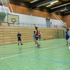 Kinder spielen Basketball