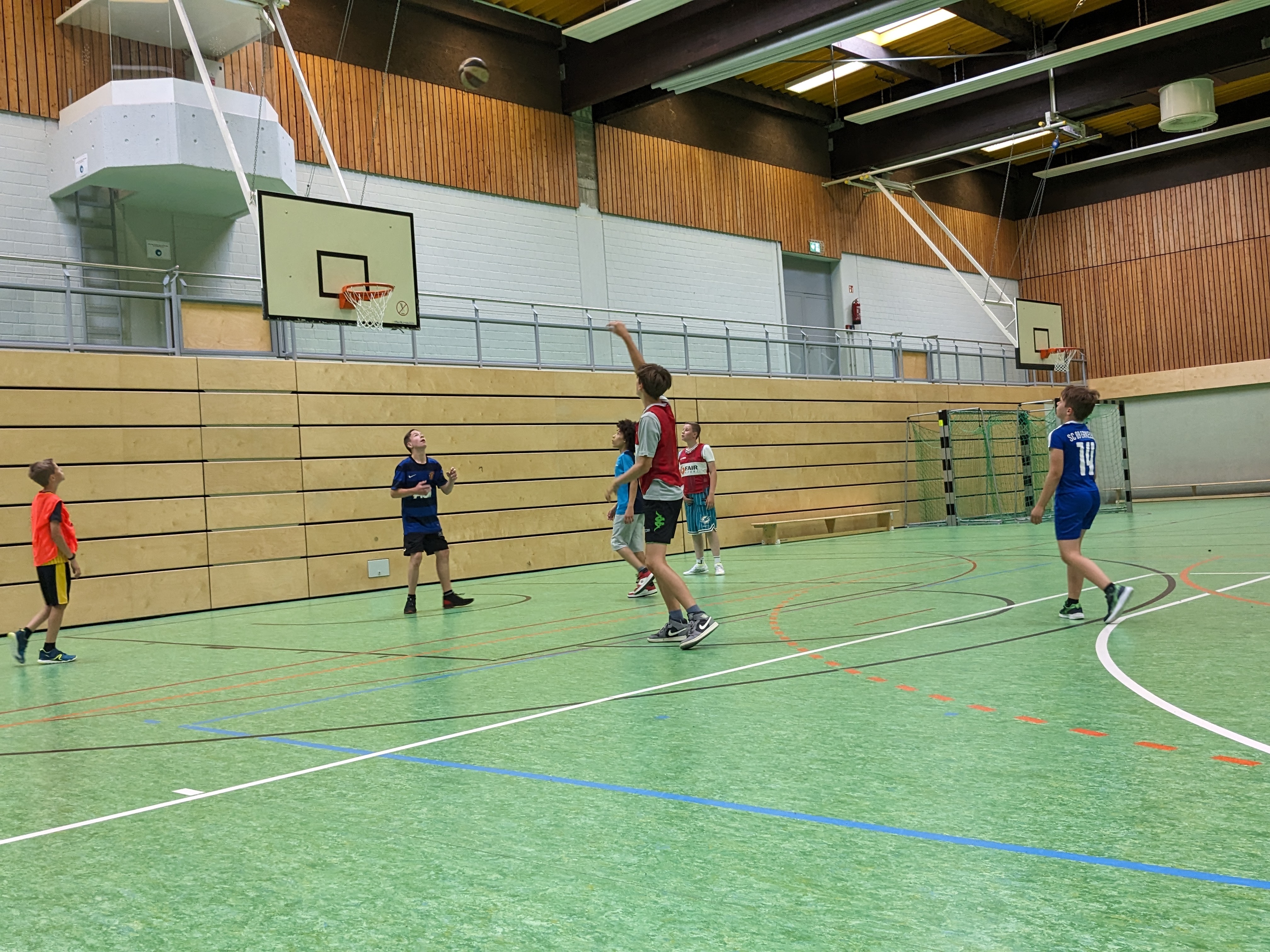 Kinder spielen Basketball