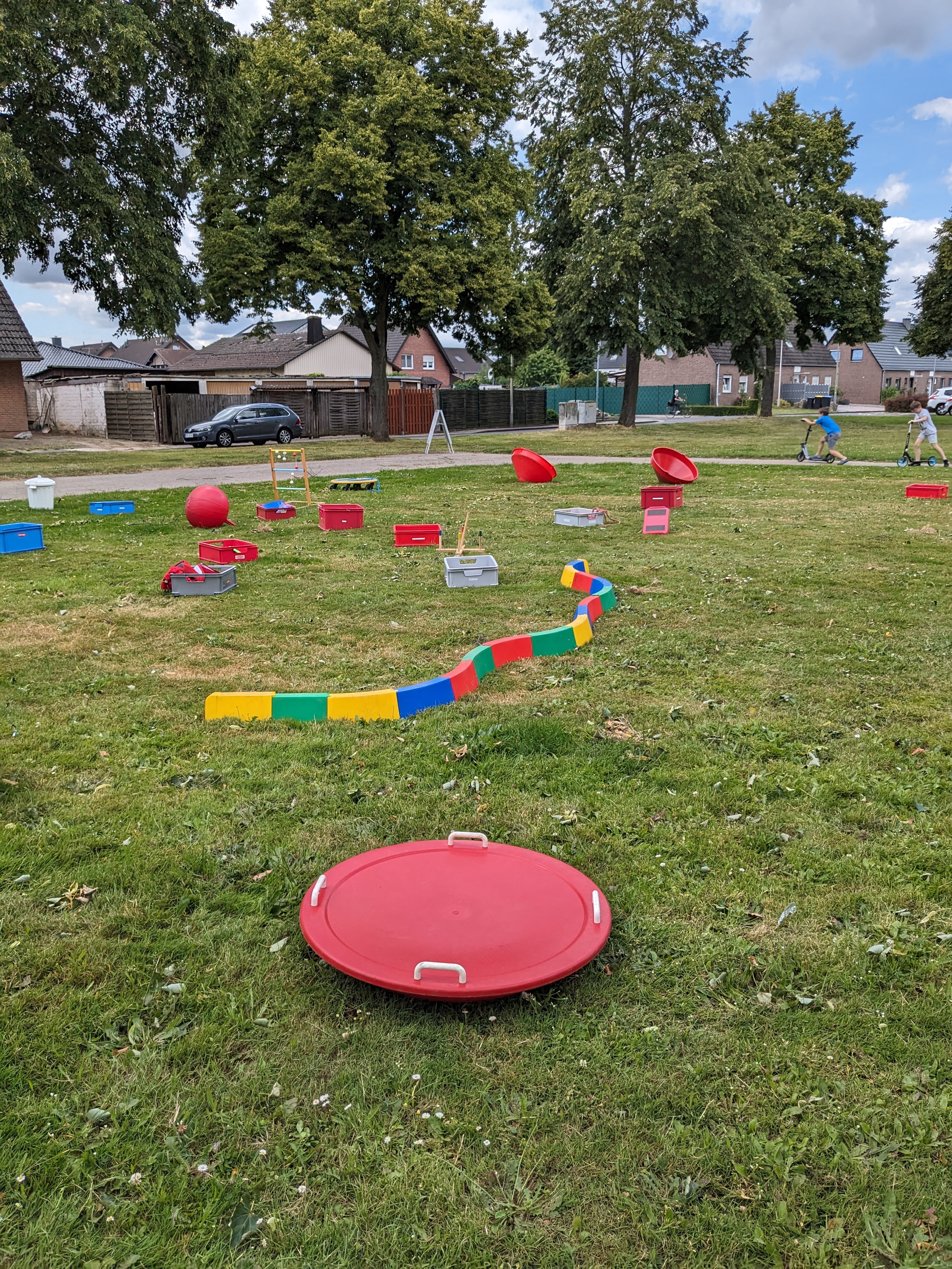 Spielgeräte des Spielmobils auf einer Wiese