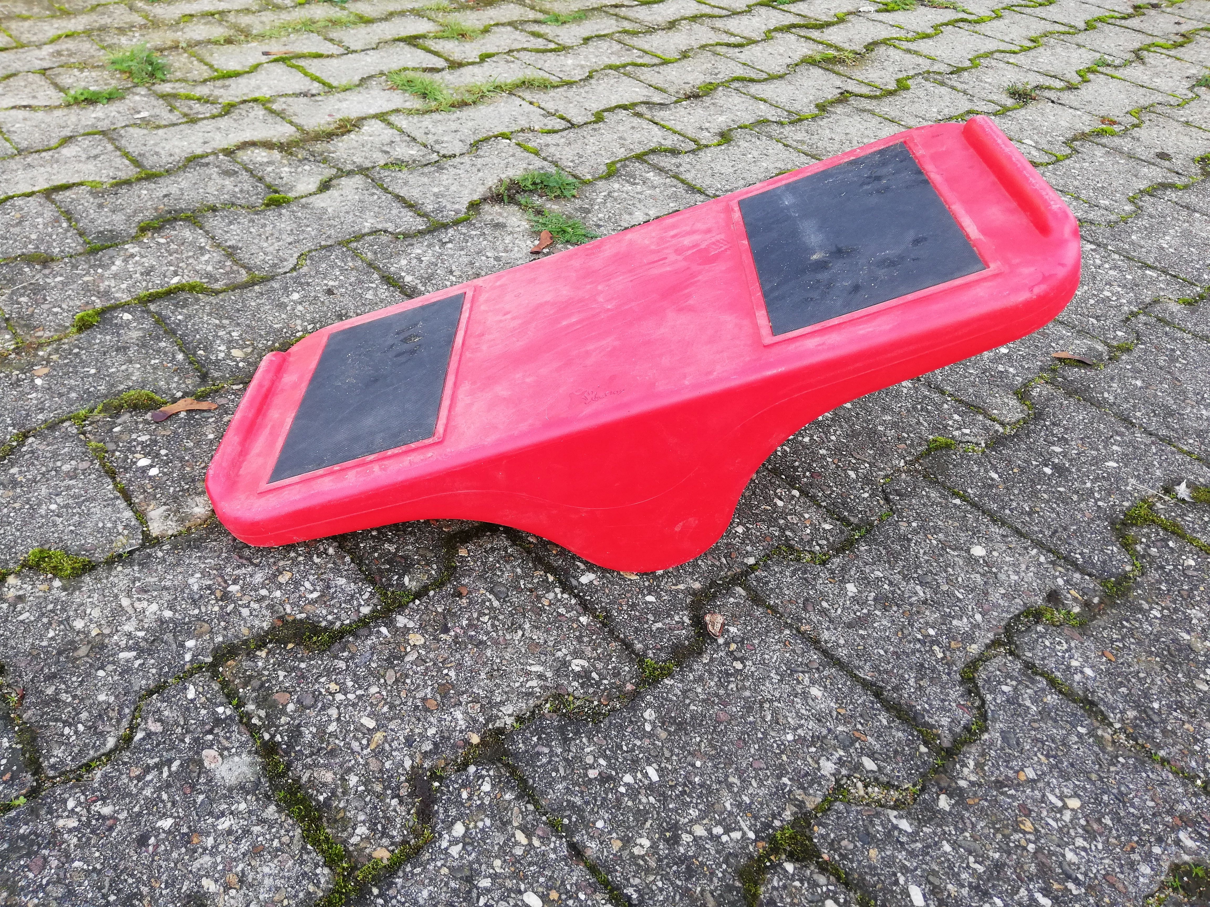 Balance-Board: Durch Gewichtsverlagerung auf dem Board kann man dieses auf der Stelle nach links oder rechts bewegen.