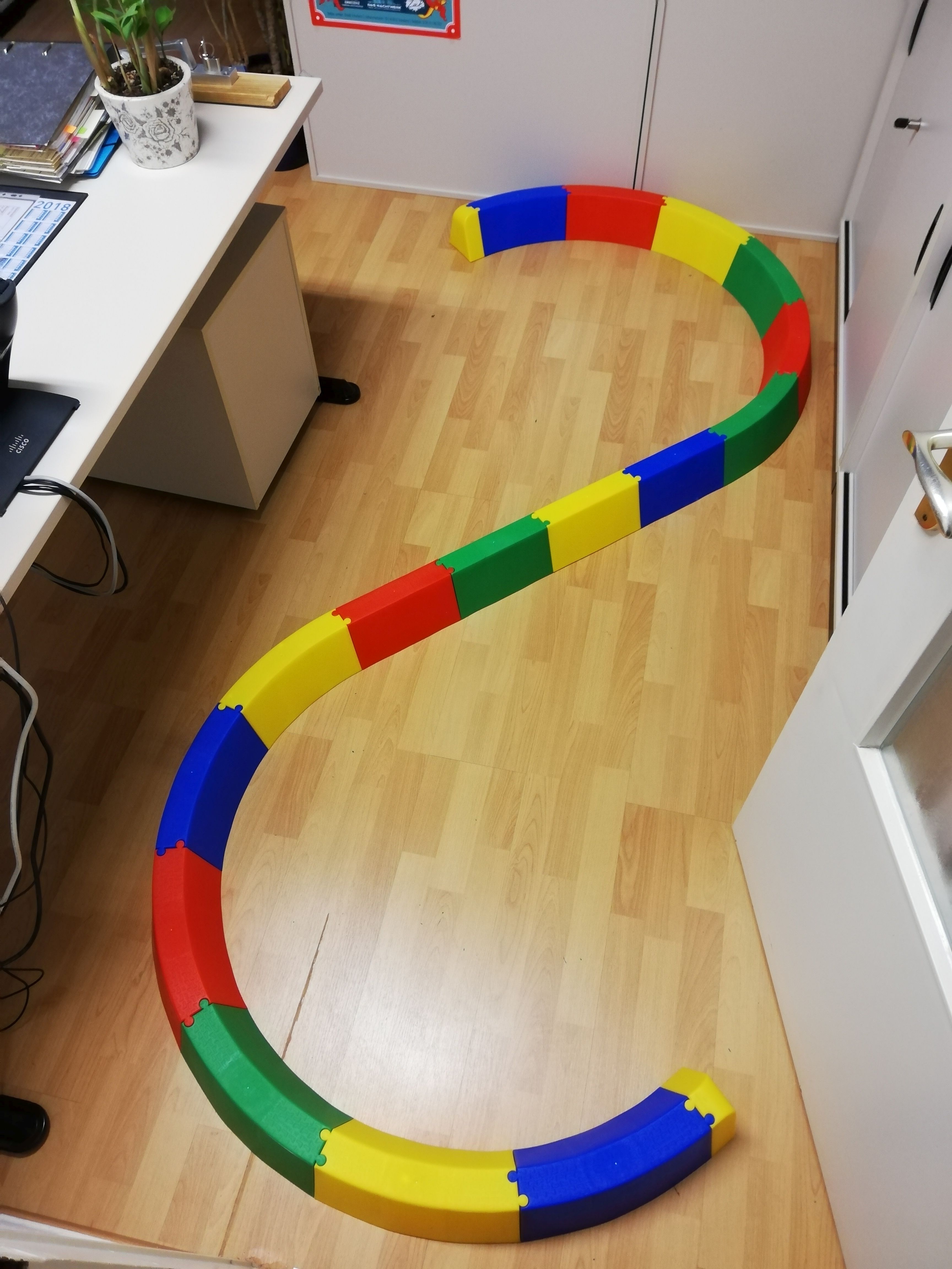 Balancier-Mauer: Mit dem Stecksystem baut man ein stabiles Mäuerchen, das alle zum Balancieren anregt.