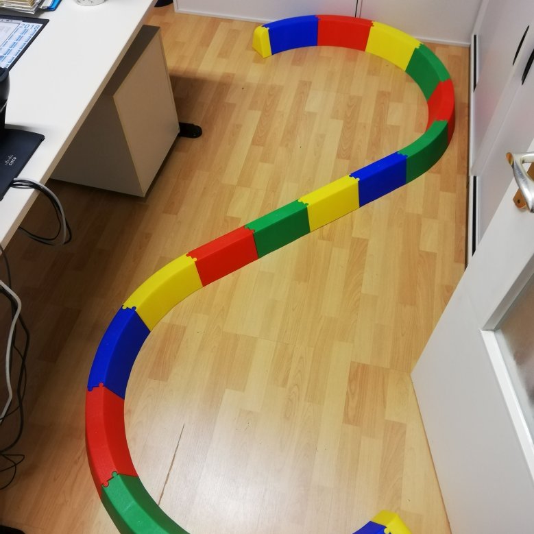 Balancier-Mauer: Mit dem Stecksystem baut man ein stabiles Mäuerchen, das alle zum Balancieren anregt.