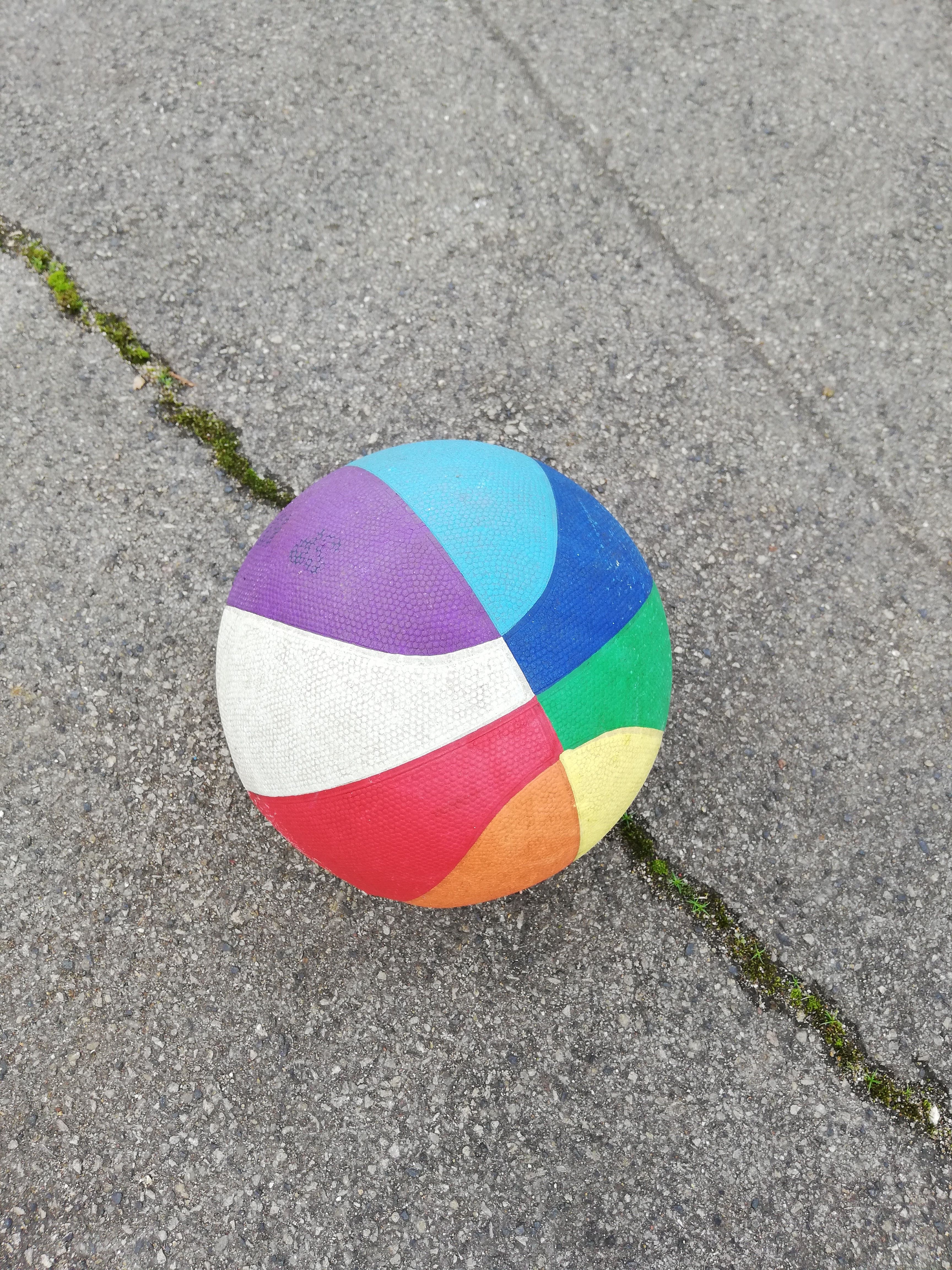 Baskatball: Basketball aus Gummi bzw. Kunststoff. Geeignet für Basketballspiele im Freizeitbereich