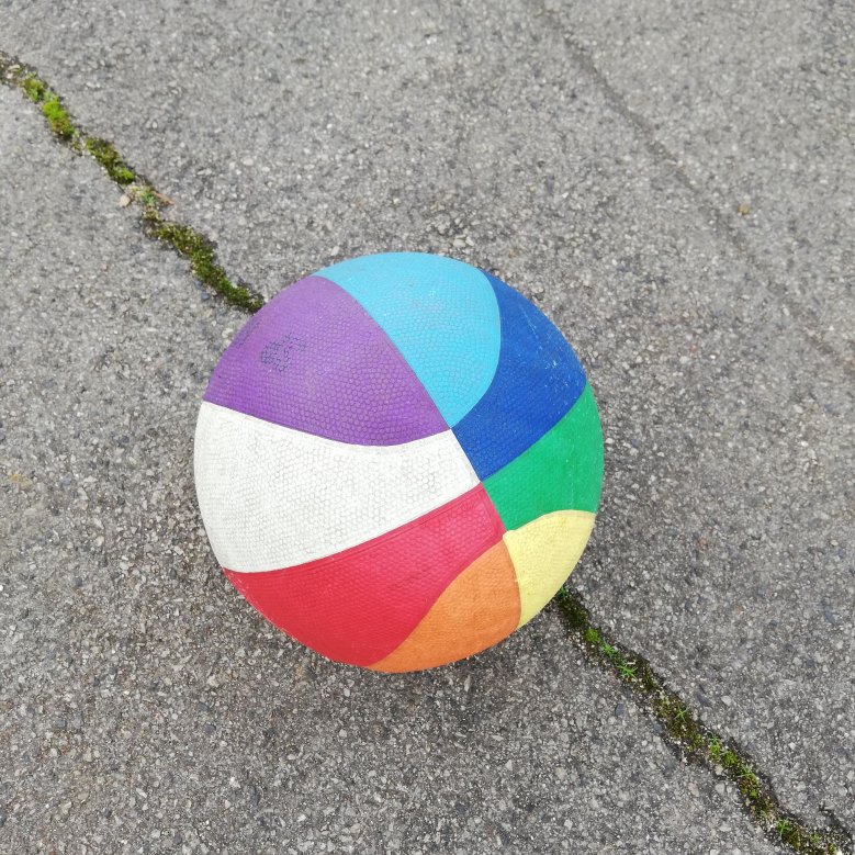 Baskatball: Basketball aus Gummi bzw. Kunststoff. Geeignet für Basketballspiele im Freizeitbereich