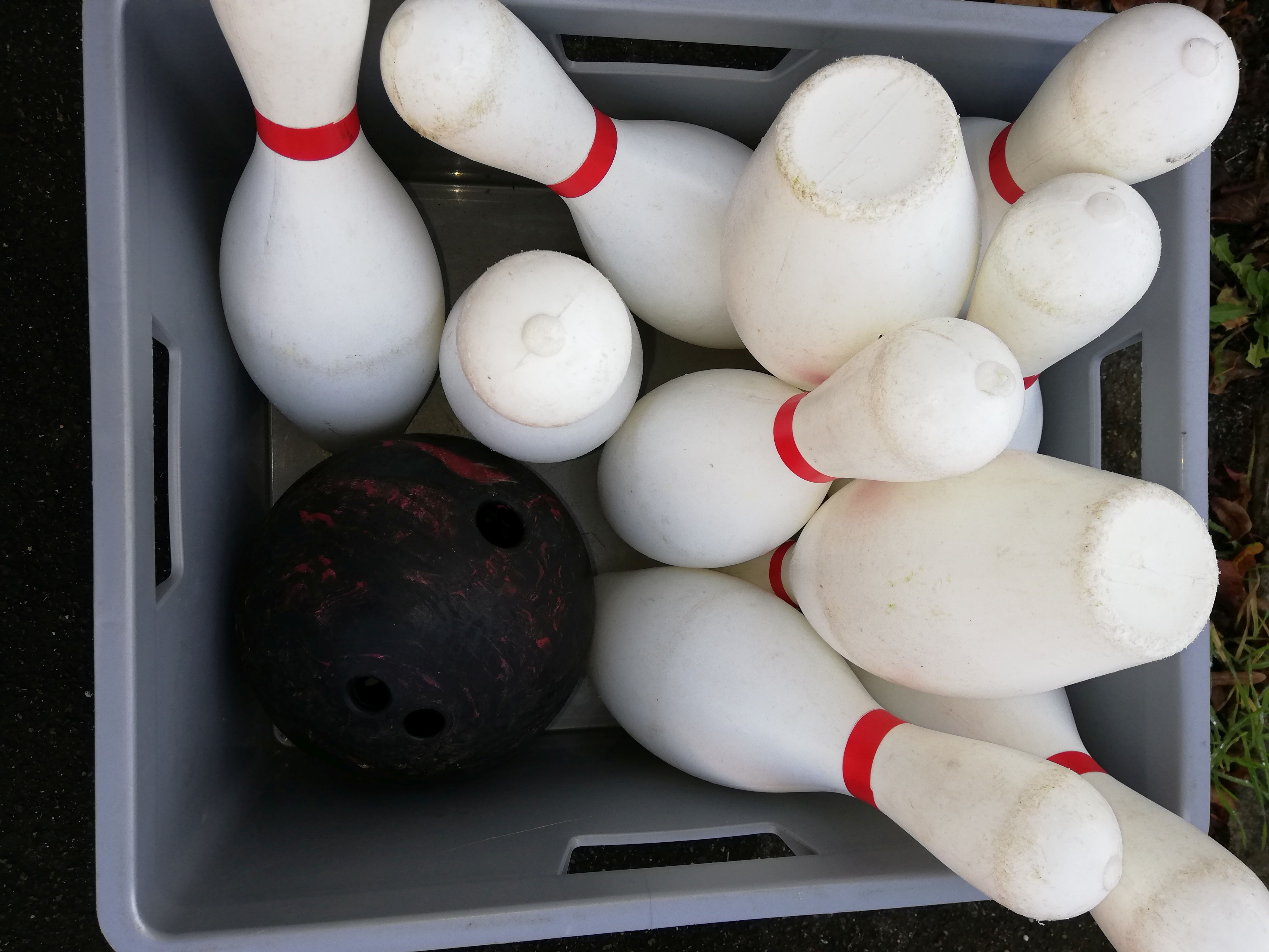 Bowling: Das Bowlingset beinhaltet 10 Pins und eine Kugel.
