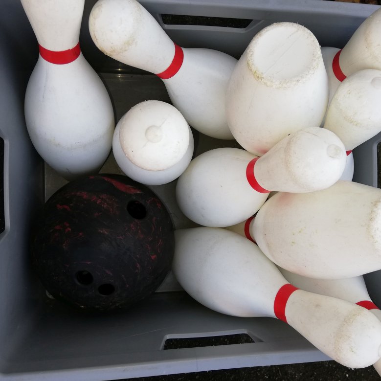 Bowling: Das Bowlingset beinhaltet 10 Pins und eine Kugel.