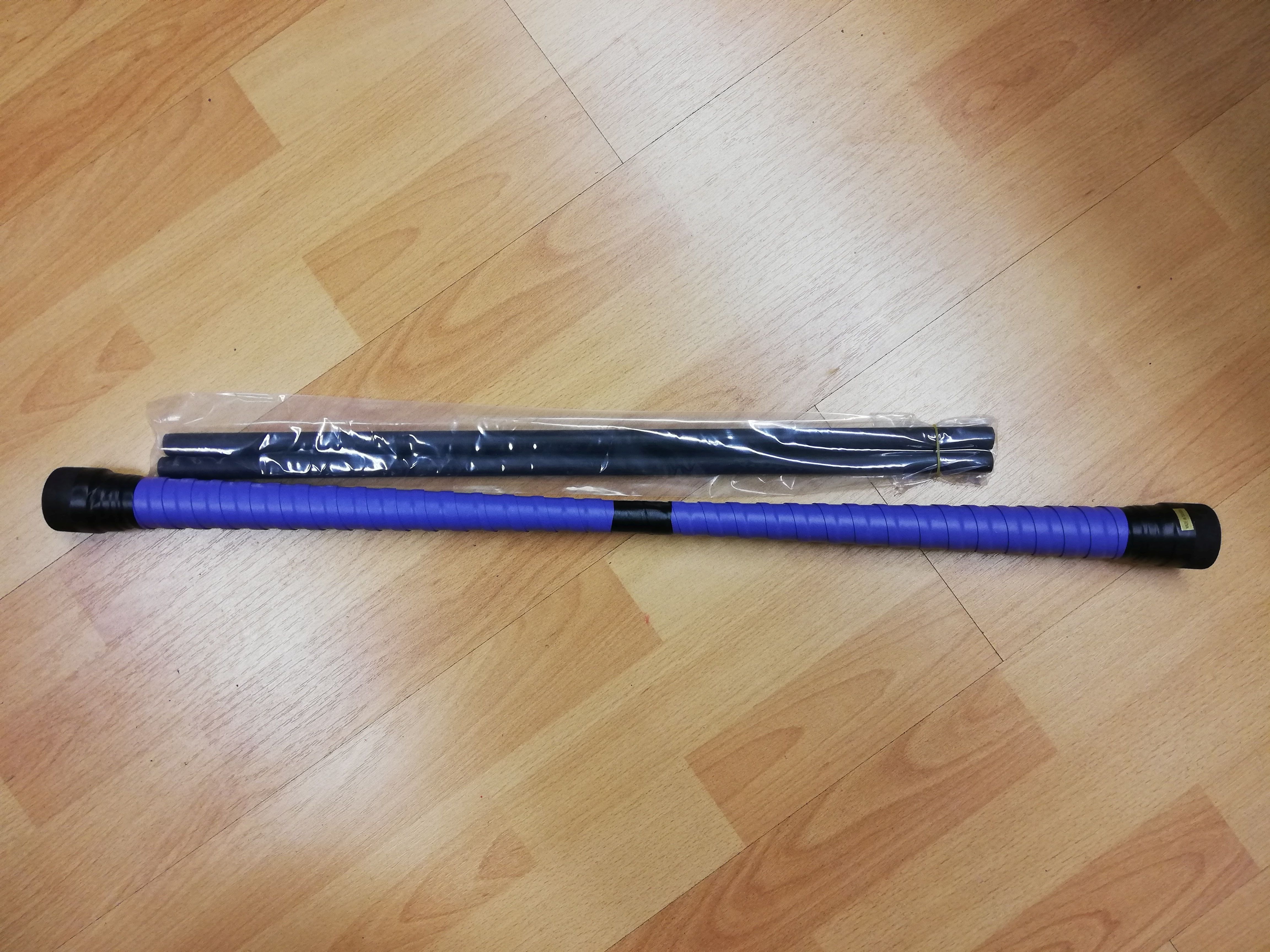 Devil-Stick: Der Devil-Stick besteht aus einem stabilen Holzstab, der mit Textilband umwickelt und an den Enden mit Kunststoffkappen versehen ist.