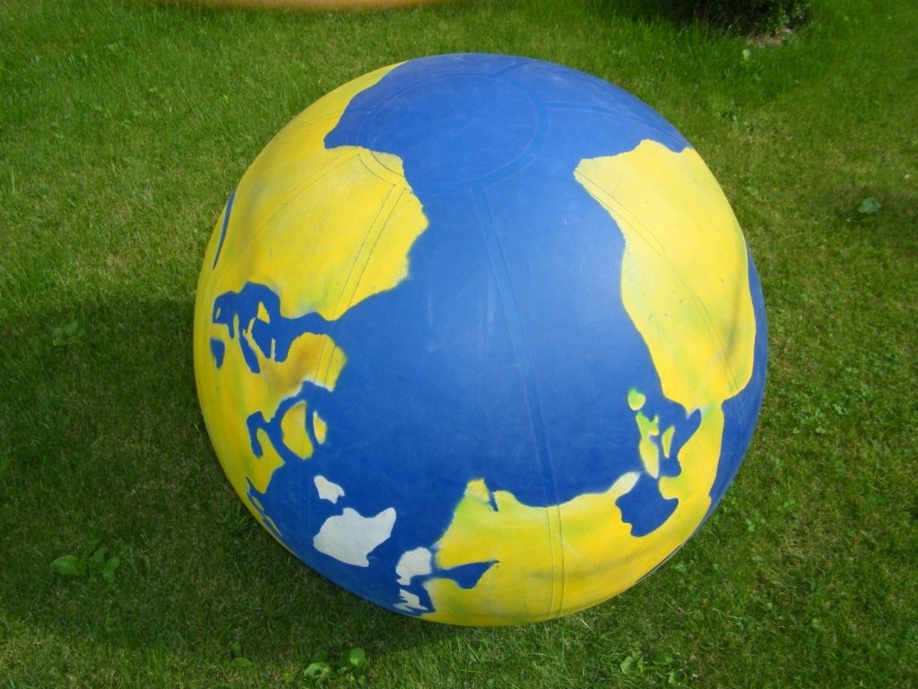 Erdball ("Riesenball", "Globus-Ball"): Riesenbälle bieten vielfältige Einsatzmöglichkeiten, sowohl für Gruppen als auch für Einzelpersonen.