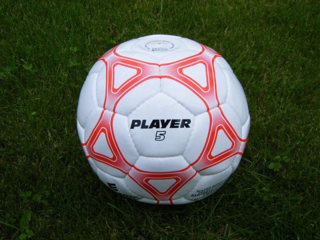 Fußball: Fußball aus Leder bzw. Kunstleder. Geeignet für Fußballspiele im Freizeitbereich.