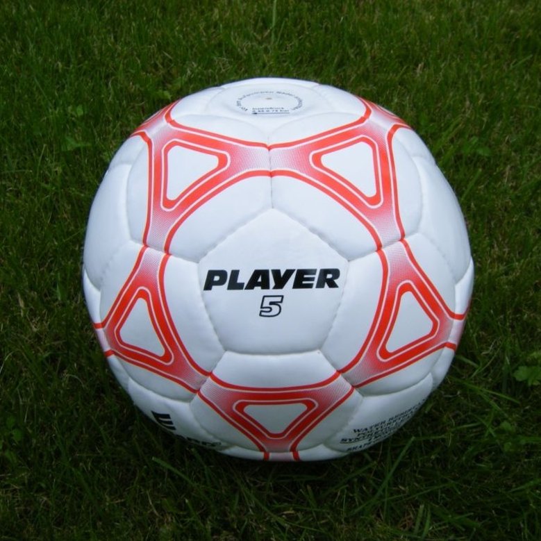 Fußball: Fußball aus Leder bzw. Kunstleder. Geeignet für Fußballspiele im Freizeitbereich.