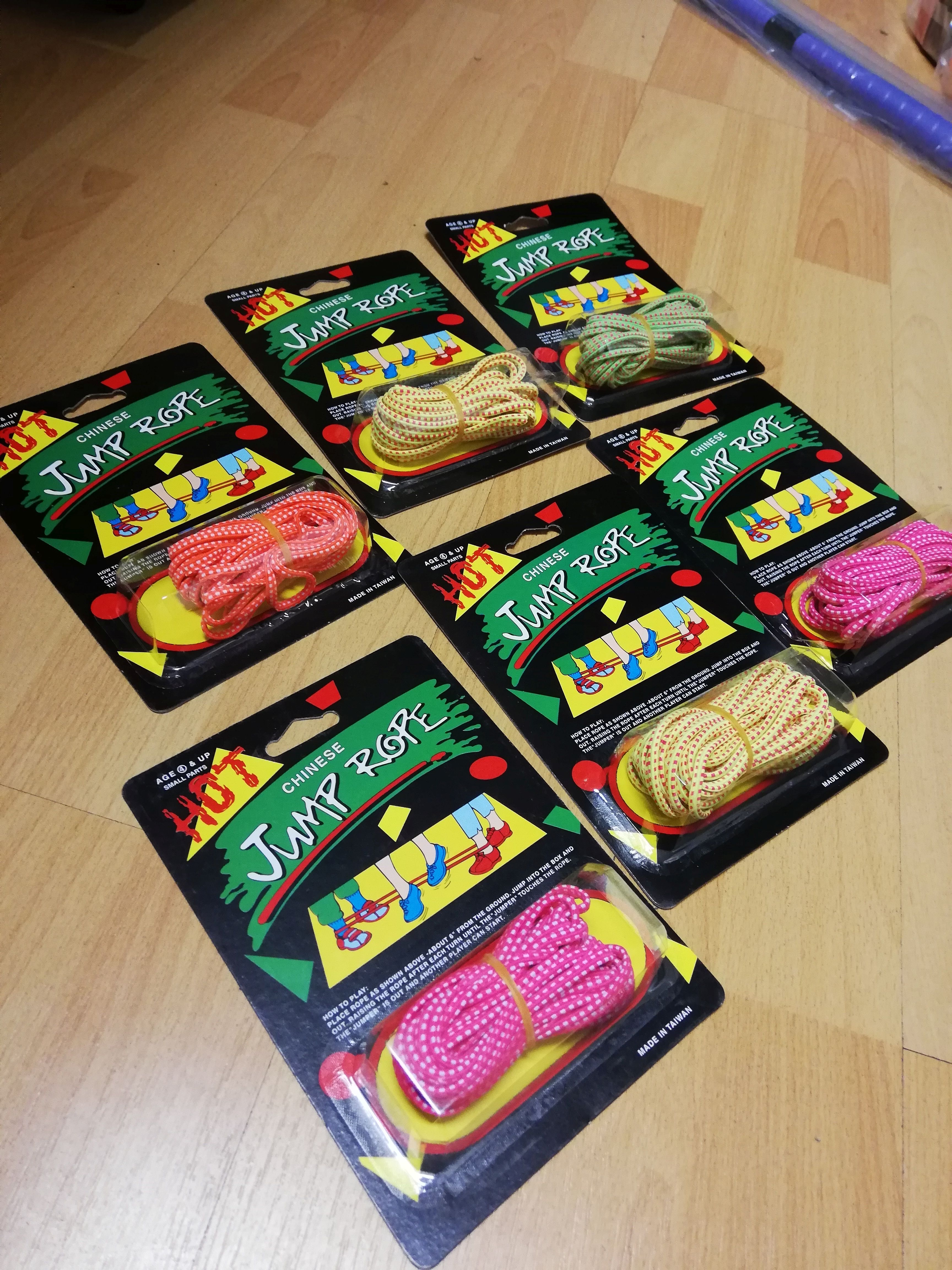 Gummi-Twist: Gummitwist ist ein beliebtes Spiel, bei dem es vor allem auf Geschicklichkeit, Rhythmus und Körperbeherrschung ankommt.