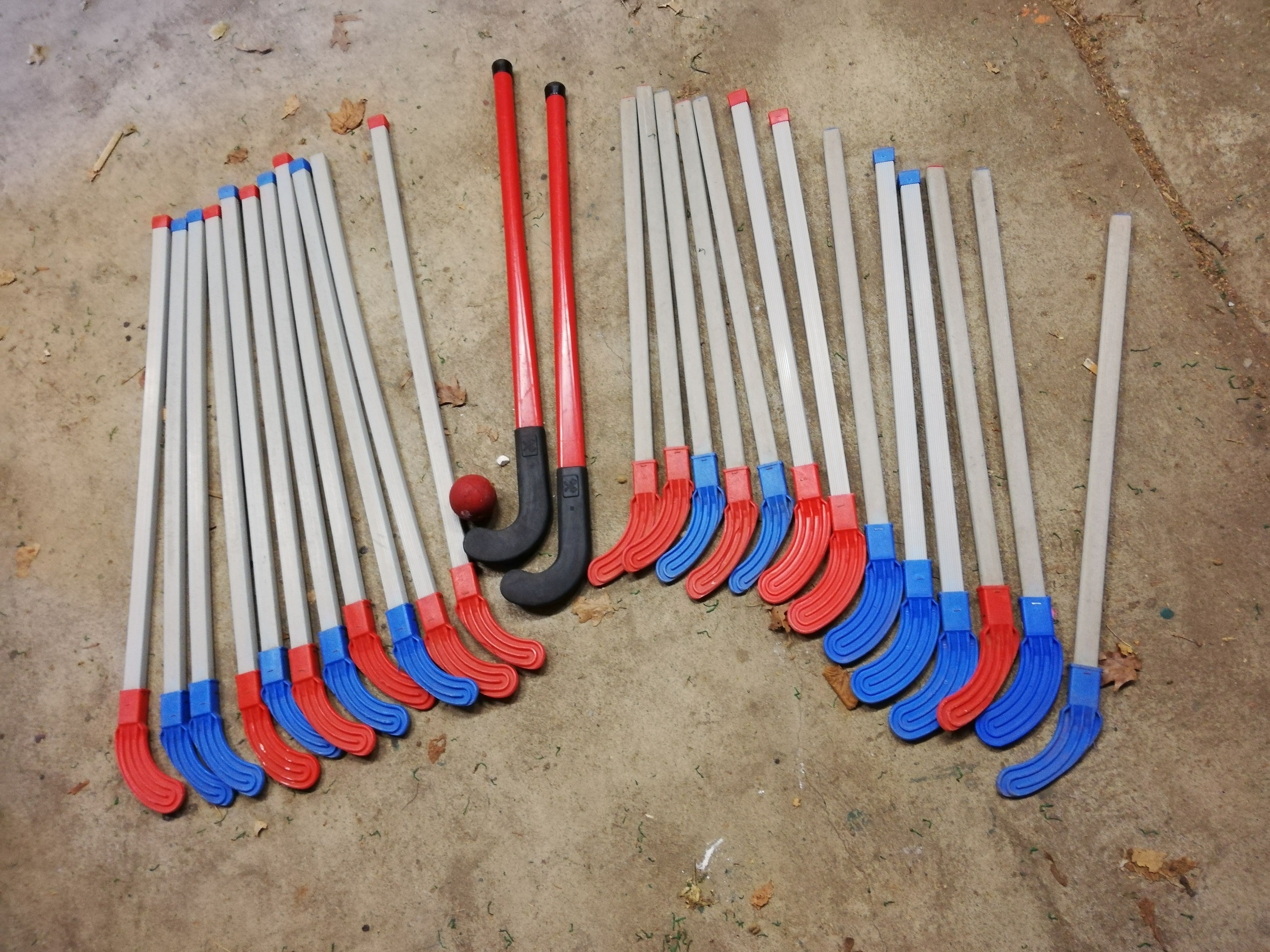 Hockeybälle: Die Hockeybälle bestehen aus weichem, flexiblem Kunststoff, nicht springend. Sie haben einen Durchmesser von ca. 7 cm und sind hervorragend für Anfänger und Fortgeschrittene geeignet. 