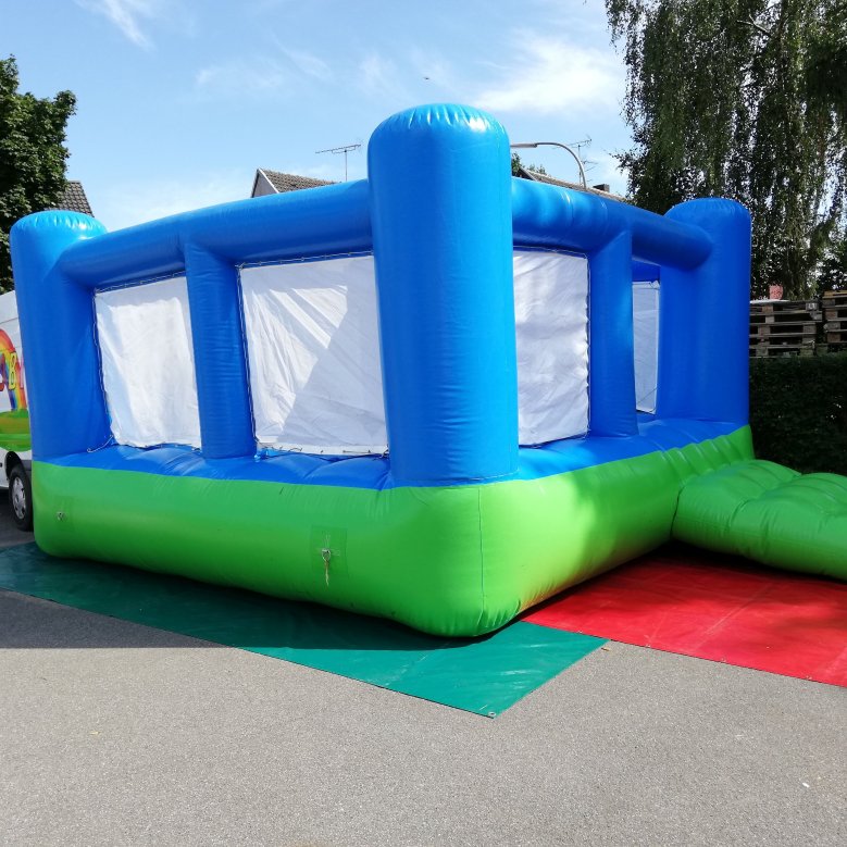 Hüpfburg (auch "Air-Tramp" oder "Luftmatte"):  Hüpfburg 5m x 5m (25qm) mit Schutzrand, komplett einschl. Unterlegplane, Gebläse (230V-Anschluss) und Verlängerungskabel. 