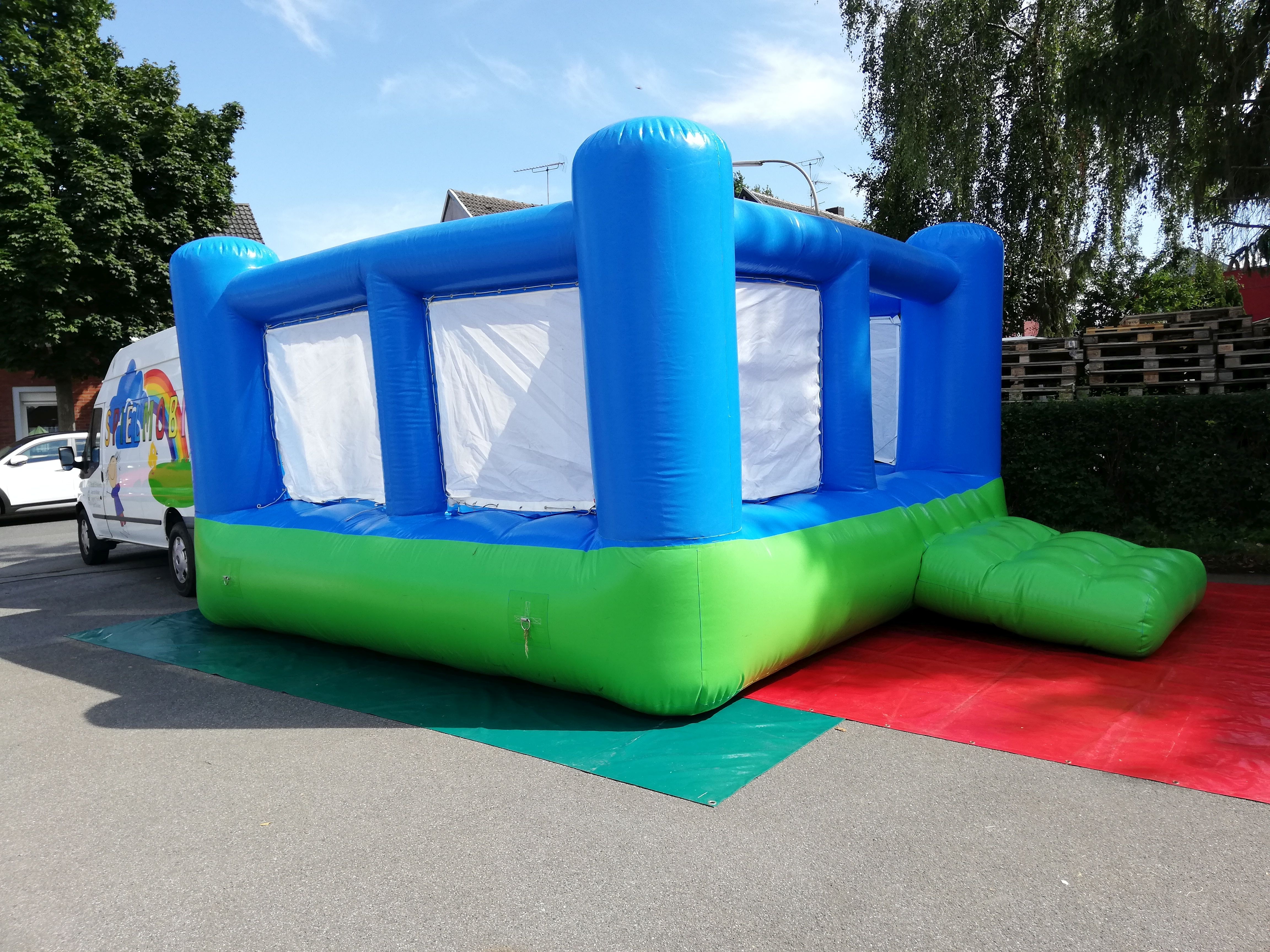 Hüpfkissen (auch "Air-Tramp" oder "Luftmatte"):  Hüpfkissen 5m x 5m (25qm) mit Schutzrand, komplett einschl. Unterlegplane, Gebläse (230V-Anschluss) und Verlängerungskabel. 