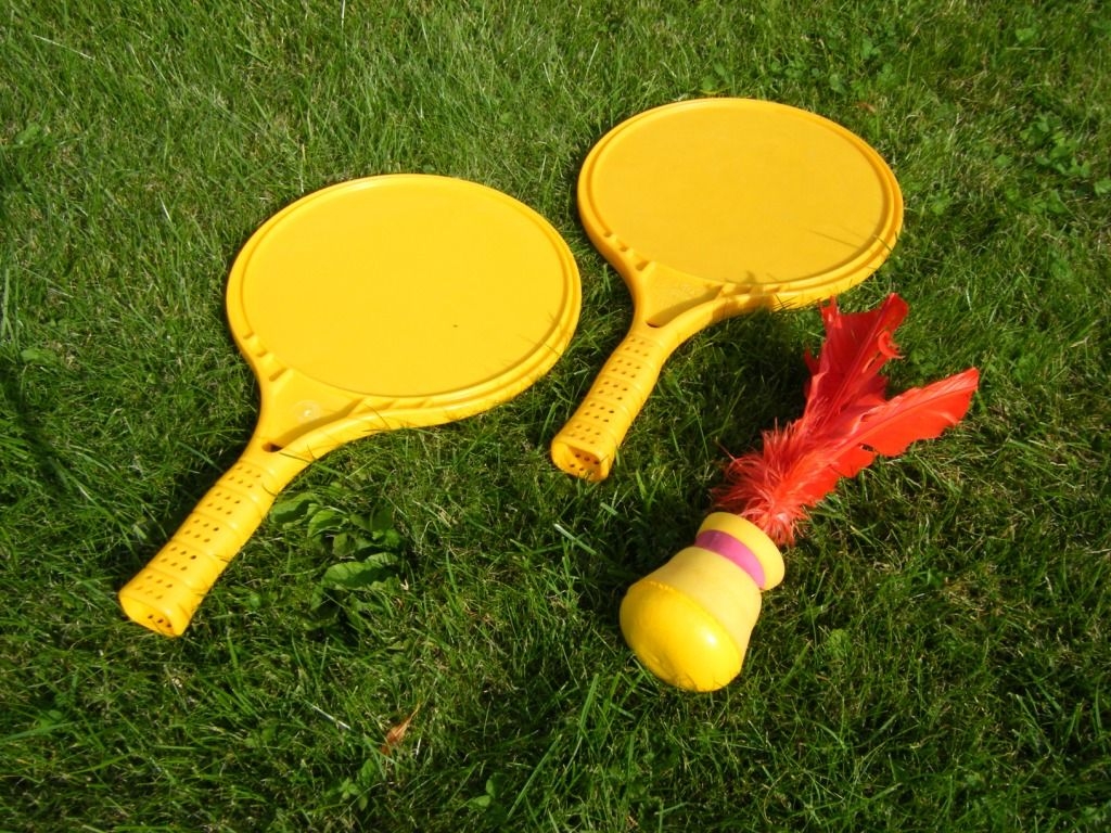 Indiaka-Tennis: Indiaka-Tennis wird mit 2 Spezialschlägern aus Kunststoff und einem Indiaka-Ball (ein mit Federn versehener übergroßer Federball) gespielt.