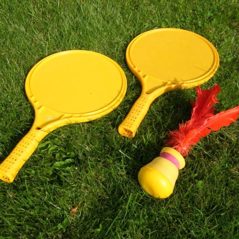 Indiaka-Tennis: Indiaka-Tennis wird mit 2 Spezialschlägern aus Kunststoff und einem Indiaka-Ball (ein mit Federn versehener übergroßer Federball) gespielt.
