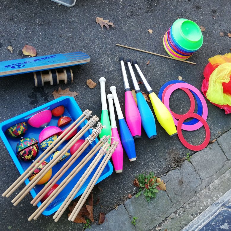 Jonglierkiste: Die Jonglierkiste enthält Devil-Stick, Diabolo, Jonglierbälle, Jonglierkeulen, Jongliersäckchen, Jonglierteller, Jongliertücher, Roll-Wipp.