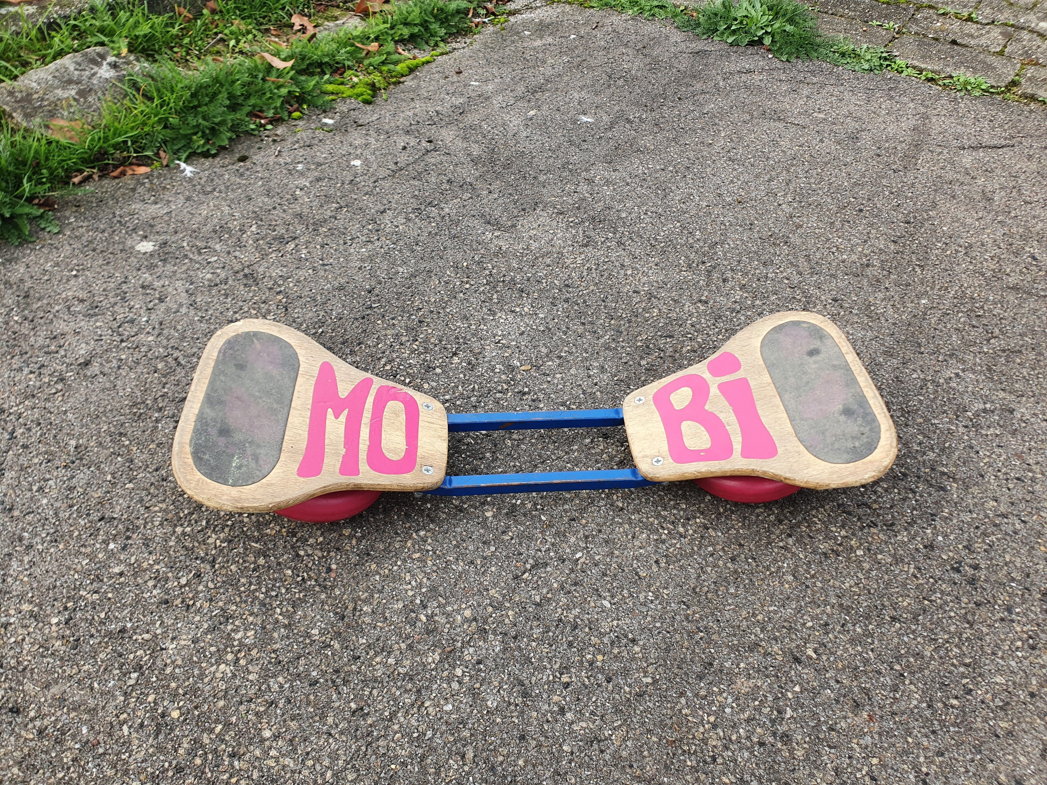 Mobi ist ein neuartiges Spiel- und Sportgerät für Kinder ab 6 Jahren und Erwachsene. Es handelt sich um ein Geschicklichkeitsgerät