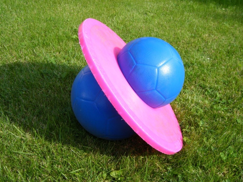 Moonhopper (auch "Starhopper"): Der interessante Hüpfball mit der Trittscheibe ist strapazierfähig und für drinnen und draußen geeignet.