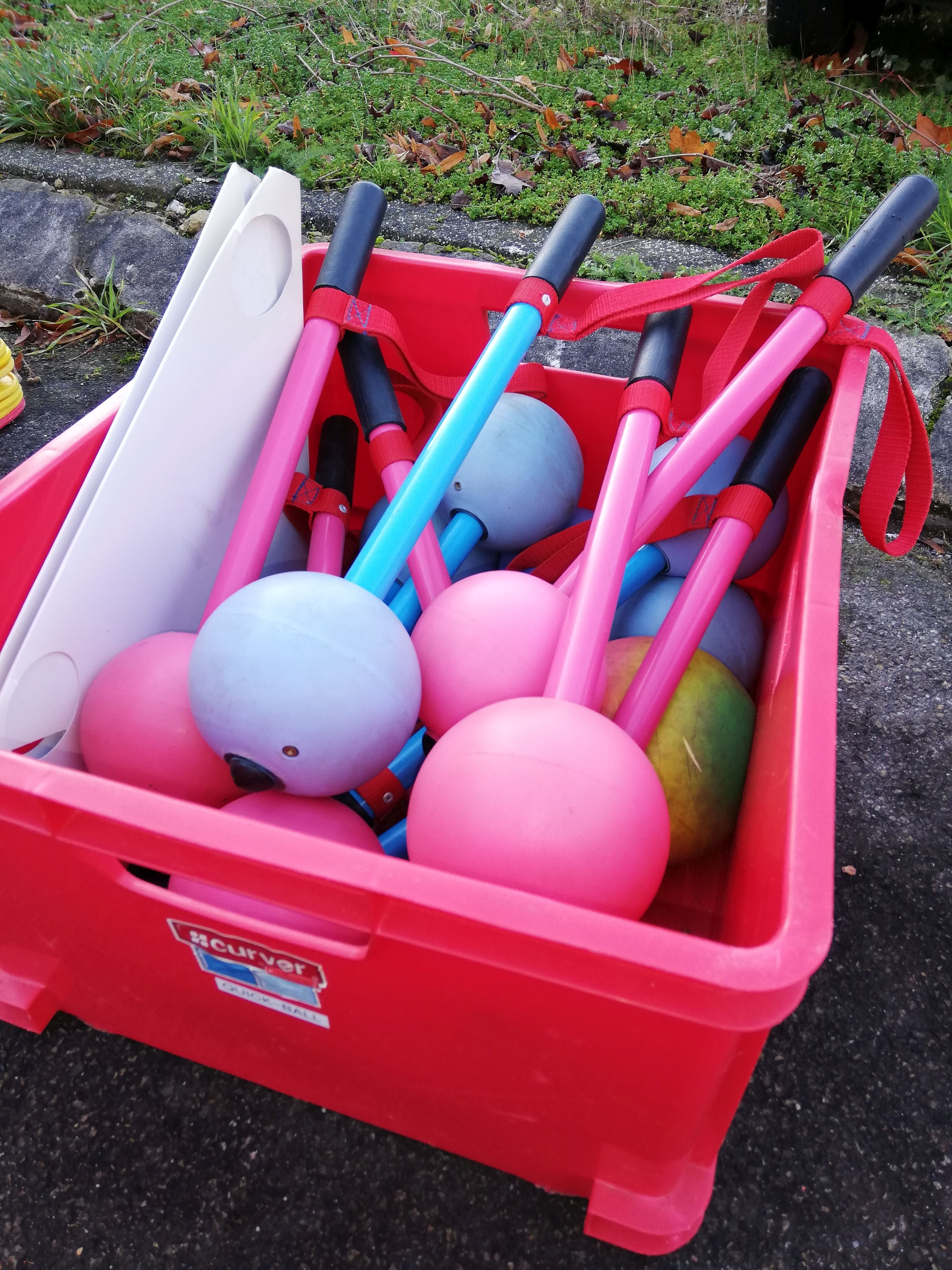 Quickball: Quick-Ball ist alleine, zu zweit, zu mehreren und als Mannschaftsspiel möglich. 