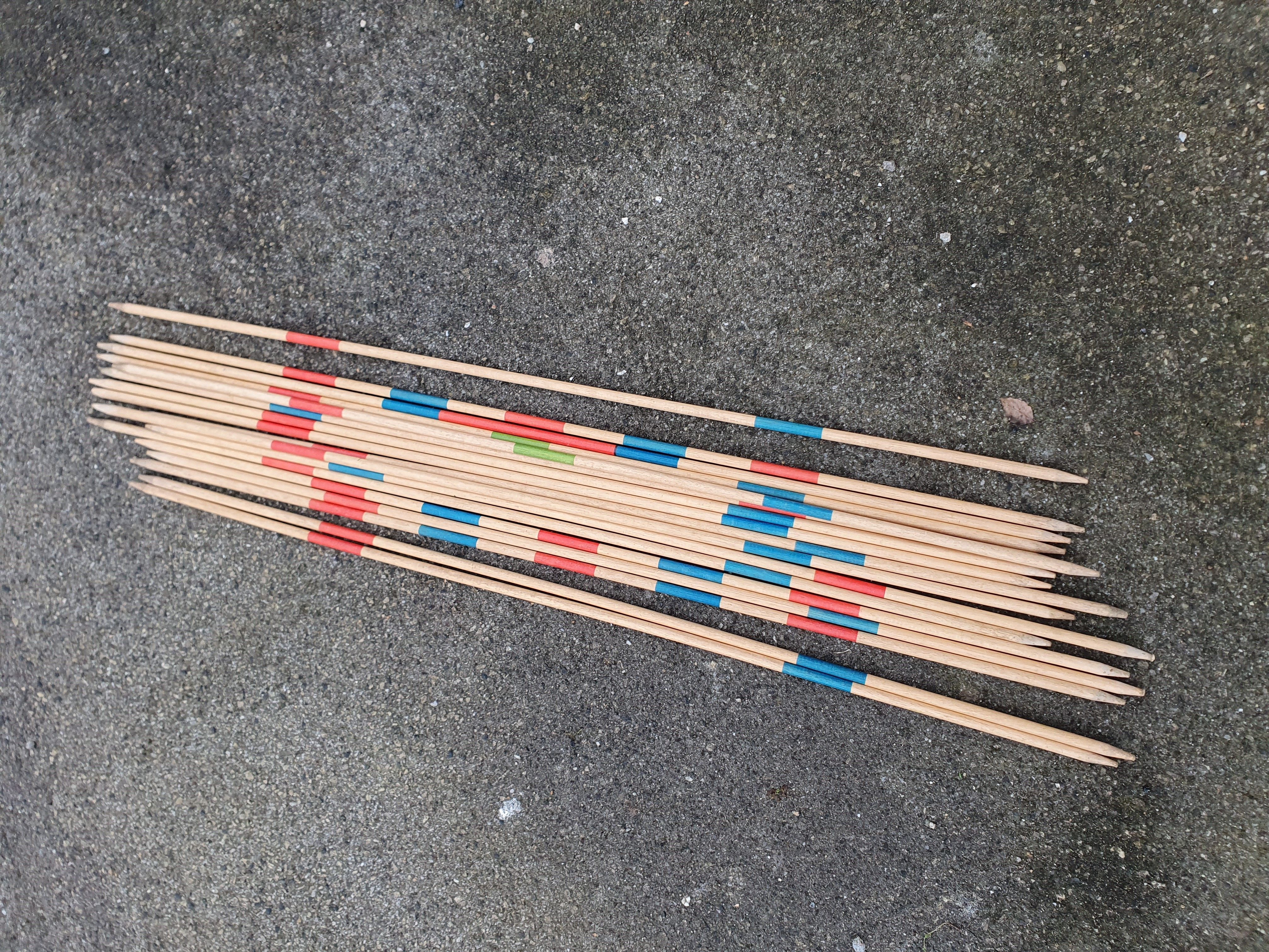 Das klassische Mikado im Großformat: das bekannte Tischspiel wird hier in einer Riesenfassung ausgetragen. 25 Holz-Mikadostäbe, ca. 95 cm lang, 10 mm stark. Alle Stäbe mit richtigen Markierungen (Mikado, Mandarin, Bonzen, Samurai, Kuli). 