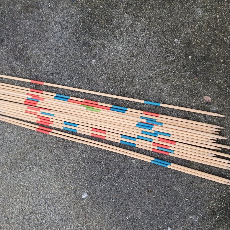 Das klassische Mikado im Großformat: das bekannte Tischspiel wird hier in einer Riesenfassung ausgetragen. 25 Holz-Mikadostäbe, ca. 95 cm lang, 10 mm stark. Alle Stäbe mit richtigen Markierungen (Mikado, Mandarin, Bonzen, Samurai, Kuli). 