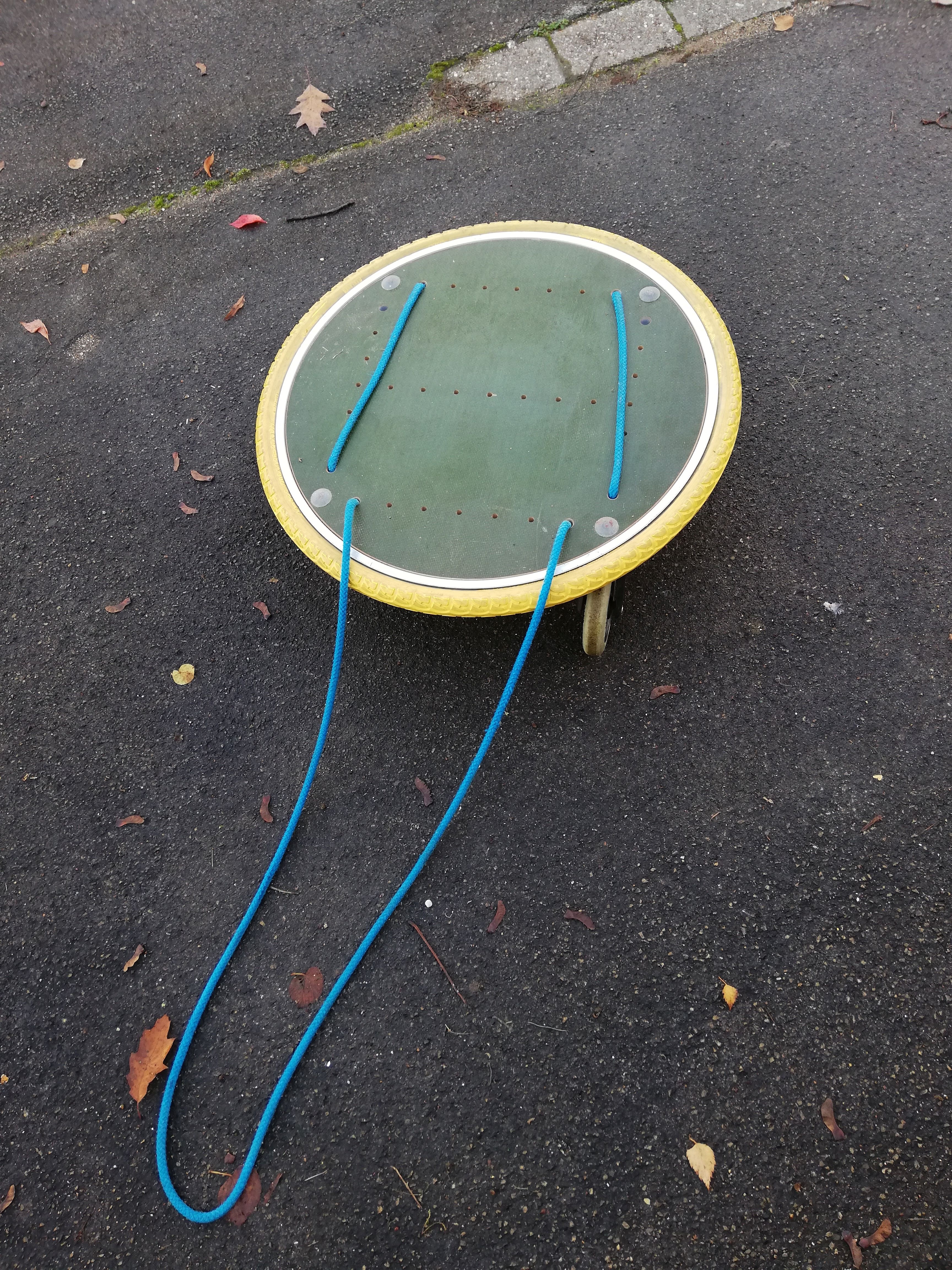 Rollbrett (Outdoor): Das speziell für draußen gestaltete Rollbrett ist eine spaßige Alternative der herkömmlichen Rollbretter. 