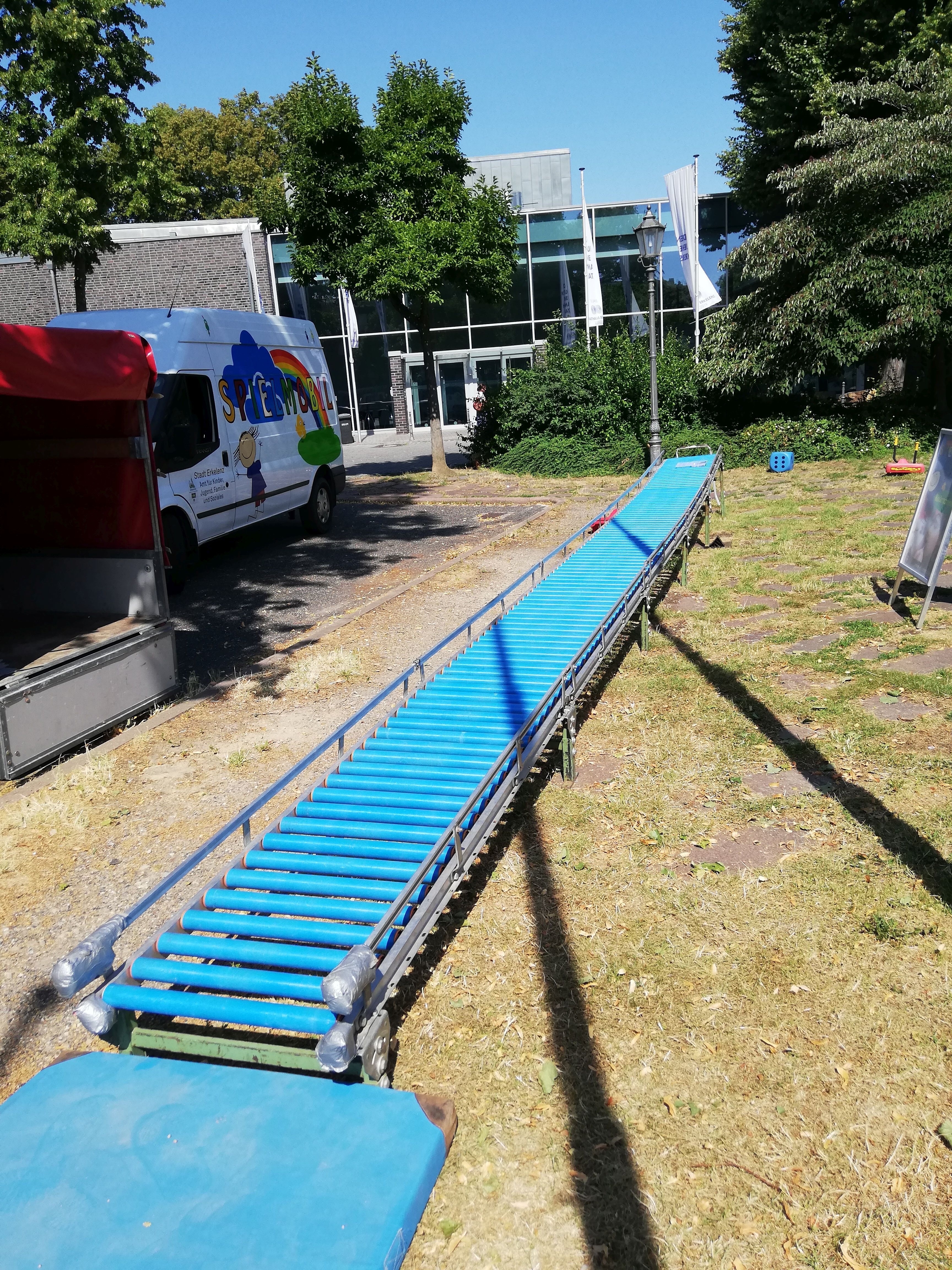Rollenrutsche: Die 10 Meter lange Rollenrutsche ist eine freistehende stationäre Rutsche, bei dem die Rutschfläche aus Rollen besteht.