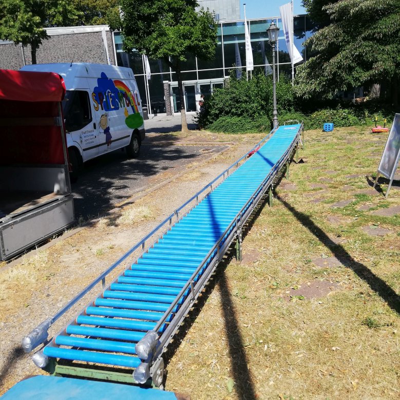 Rollenrutsche: Die 10 Meter lange Rollenrutsche ist eine freistehende stationäre Rutsche, bei dem die Rutschfläche aus Rollen besteht.
