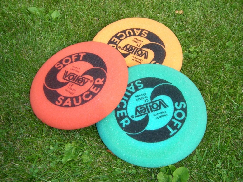Schaumstoff-Frisbee (auch "Soft-Wurfscheibe"): Bunte Soft-Wurfscheiben aus Schaumstoff mit hervorragenden Flugeigenschaften. 