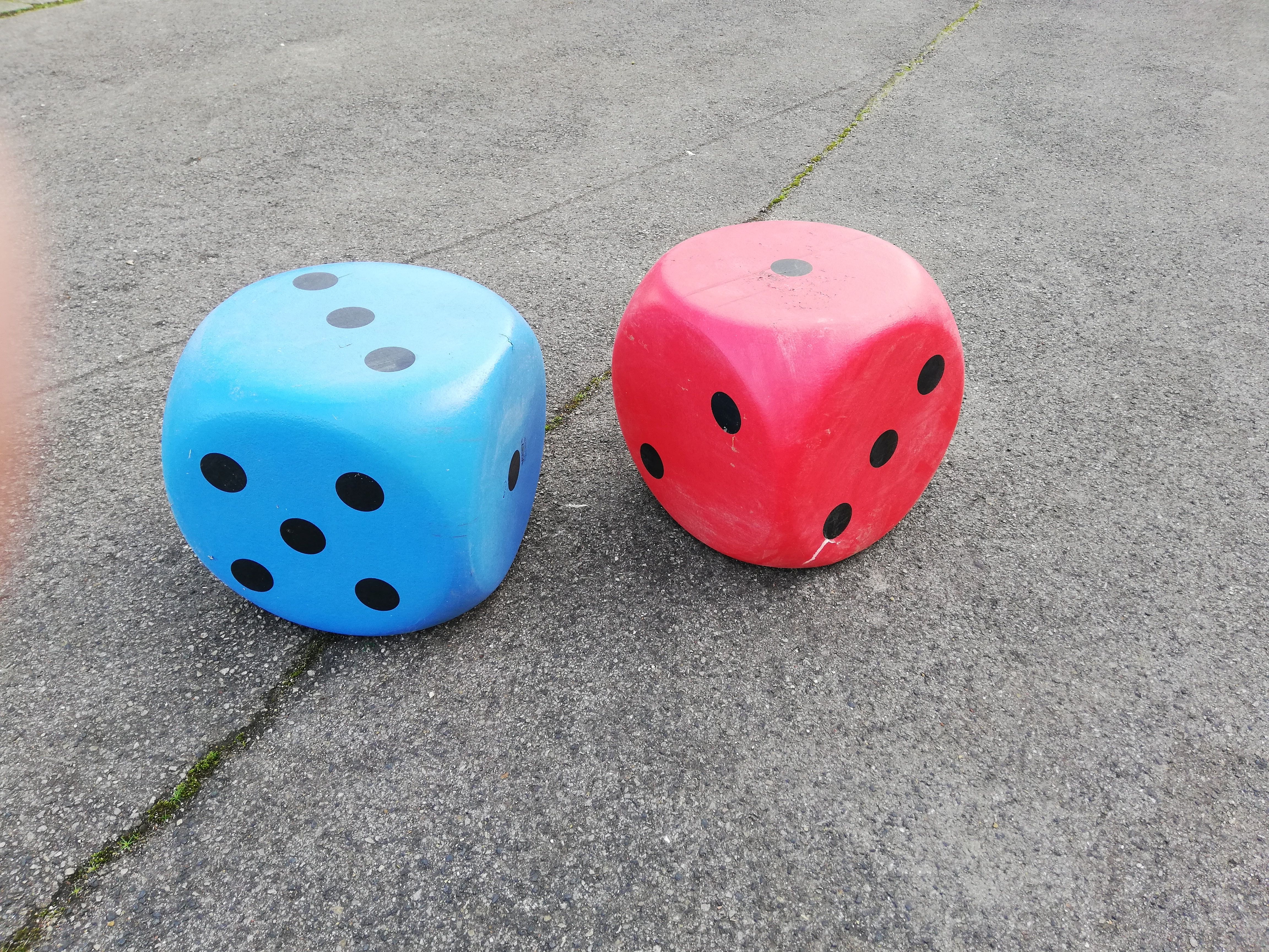 Schaumstoffwürfel: Der Schaumstoffwürfel hat eine Größe von 40cm x 40cm. 