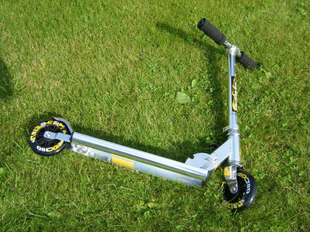 Scooter / Roller: Der Scooter ist ein Mini-Tretroller.