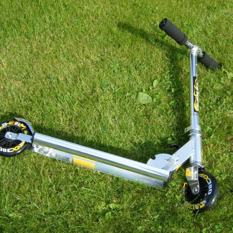 Scooter / Roller: Der Scooter ist ein Mini-Tretroller.