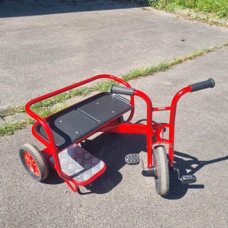 SideBySide Taxi Wie bei einem Motorrad mit Seitenwagen kann der beste Freund, die beste Freundin herumgefahren werden, so lassen sich inspirierende und besondere Momente im sozialen Spiel erleben. Das Design und die Qualität garantieren ein sicheres Fahrerlebnis für Fahrer und Beifahrer/in.