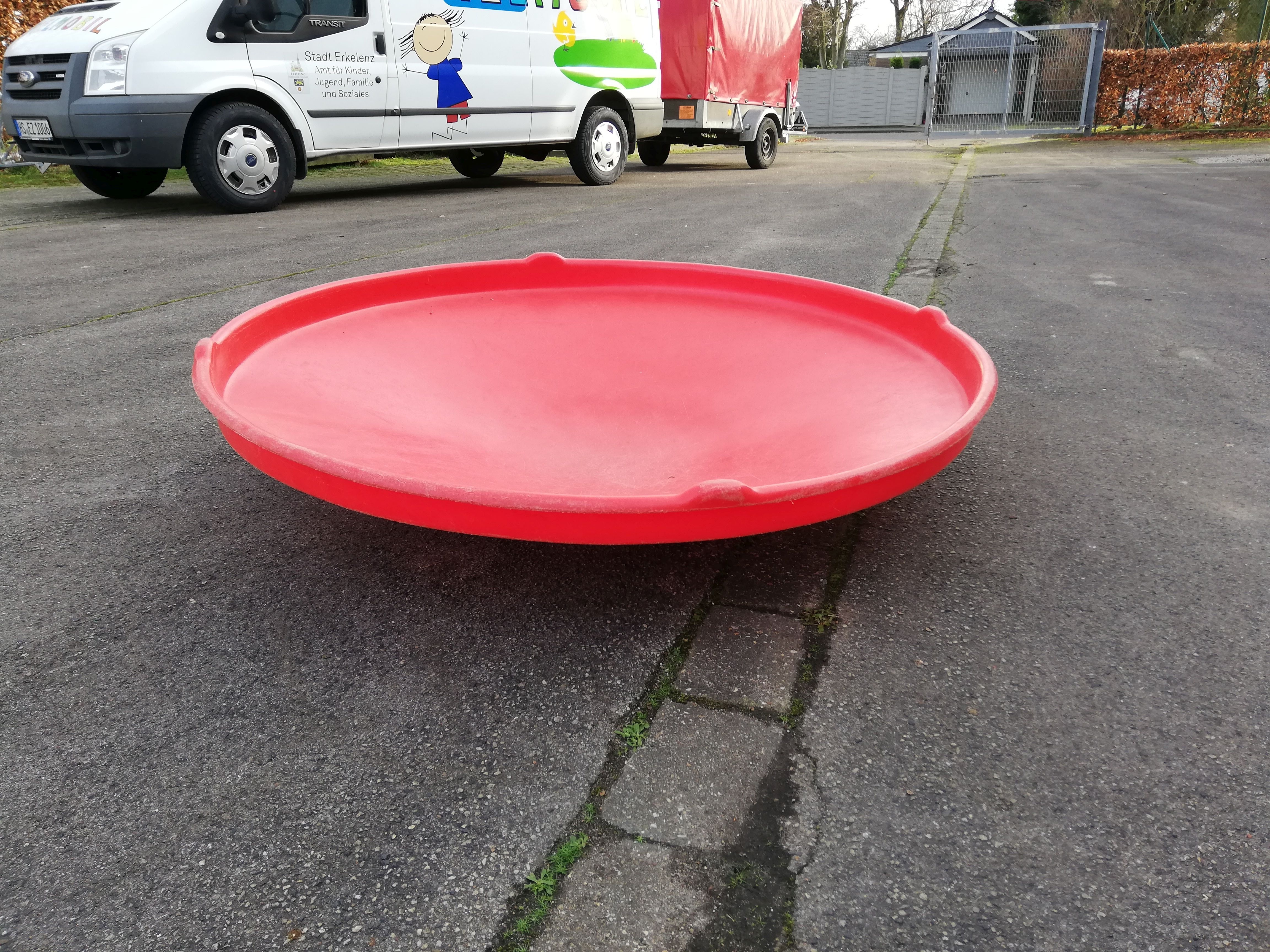 Sitzkreisel / Balancier-Schaukel-Schale (bis 6 Kinder) (auch „Riesenkreisel“ oder „Gonge-Kreisel“): Dieser Riesenkreisel aus schlagfestem Kunststoff  ist für bis zu 6 Kinder geeignet.