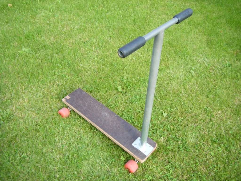 Skaty:  Skaty ist ein Flitzer auf vier Skater-Rollen, Skateboard und Roller zugleich