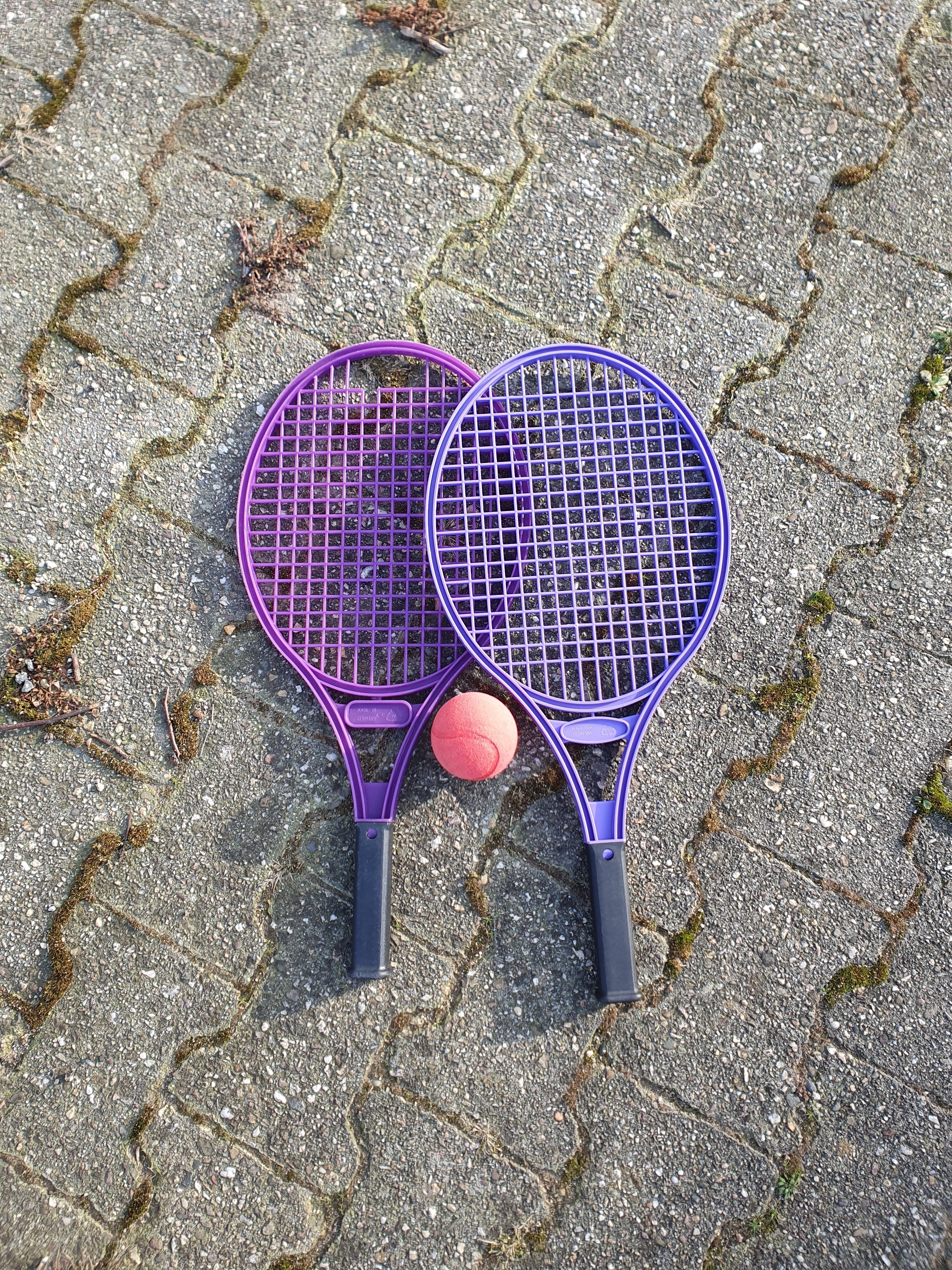 Soft-Tennis: Beliebtes Freizeitspiel mit 2 Kunststoffschlägern und einem Soft-Tennisball aus Schaumstoff. Für das Spiel zu zweit oder mit mehreren Personen. Ein Set besteht aus 2 Schlägern und einem Ball. Man kann Softtennis auch alleine, z.B. gegen eine Wand, spielen. Zu zweit oder im Doppel lässt sich Softtennis auch über eine Schnur spielen, außerdem sind Spielvarianten im Dreieck, Viereck oder im Kreis denkbar. 
