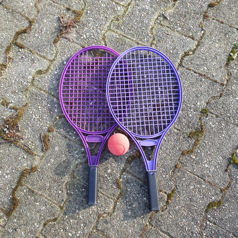 Soft-Tennis: Beliebtes Freizeitspiel mit 2 Kunststoffschlägern und einem Soft-Tennisball aus Schaumstoff. Für das Spiel zu zweit oder mit mehreren Personen. Ein Set besteht aus 2 Schlägern und einem Ball. Man kann Softtennis auch alleine, z.B. gegen eine Wand, spielen. Zu zweit oder im Doppel lässt sich Softtennis auch über eine Schnur spielen, außerdem sind Spielvarianten im Dreieck, Viereck oder im Kreis denkbar. 