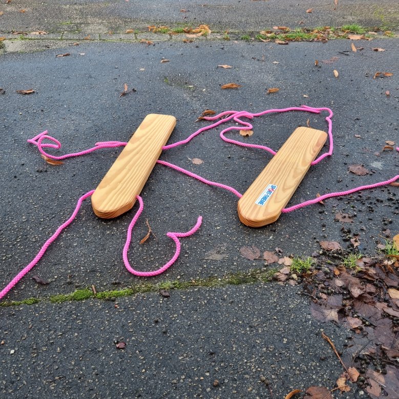 Rasenski (auch "Sommerski") klein: Sommerski in kleiner Ausführung für zwei jüngere Kinder. Mit bunten Seilen zur Führung, um das Gehen zu unterstützen.