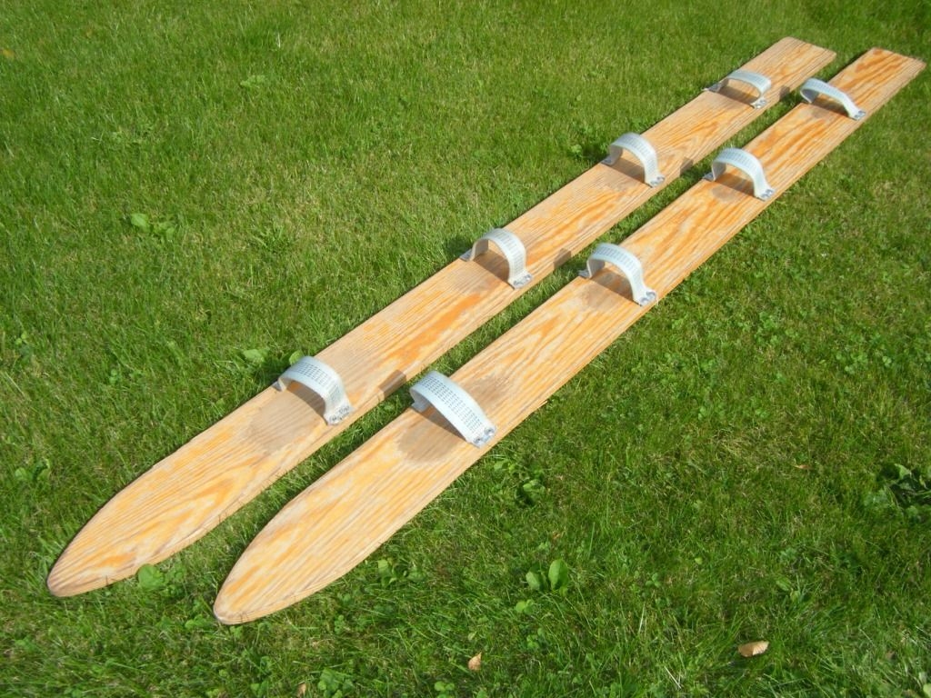 Rasen-Ski (auch "Sommerski"), klein: Sommerski in kleiner Ausführung für 2 jüngere Kinder. Mit bunten Seilen zur Führung, um das Gehen zu unterstützen. 