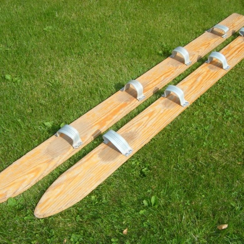 Rasen-Ski (auch "Sommerski"), klein: Sommerski in kleiner Ausführung für 2 jüngere Kinder. Mit bunten Seilen zur Führung, um das Gehen zu unterstützen. 