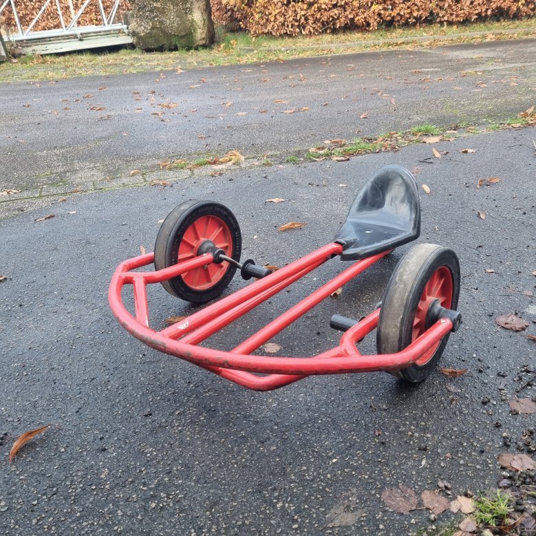 Swingcart: Sowohl die Lenkung als auch der Antrieb erfolgen beim Swingcart mit den Händen über Griffe an den Vorderrädern. Das Fahrzeug kann auch von Kindern gefahren werden, die ein traditionelles Dreirad nicht nutzen können.