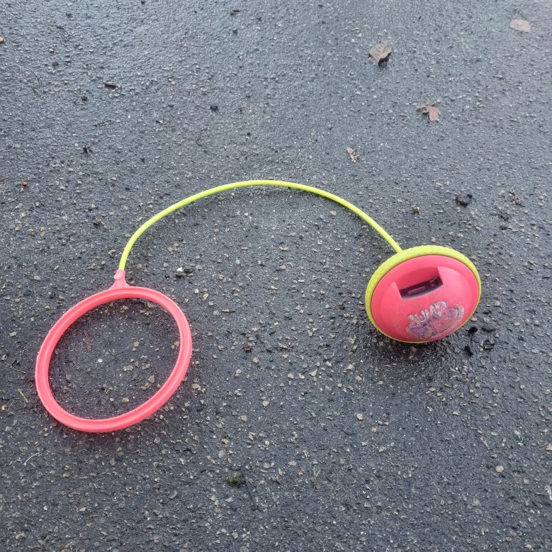 Swingwheel Frußkreisel: Der Fußkreisel kann ganz einfach über den Fuß gezogen und auch wieder abgenommen werden. Ist er einmal am Fuß befestigt, kann er durch eine Hüpf- und Schwungbewegung zum Kreisen gebracht werden.