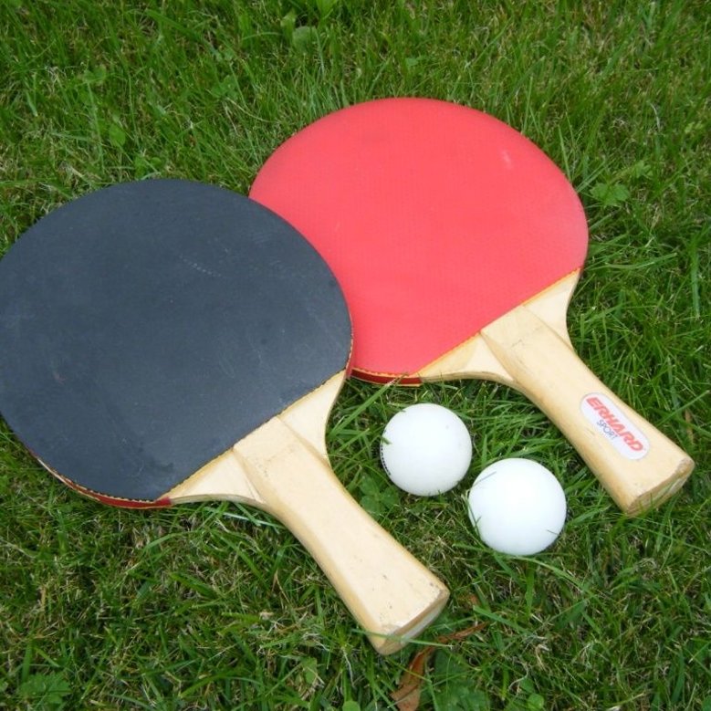 Tischtennis-Sets: Ein Tischtennis-Set besteht aus 2 Tischtennis-Schlägern und einem Tischtennis-Ball.